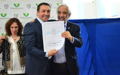F. Varela: Watson entregó la escritura de la secundaria de la UNAJ