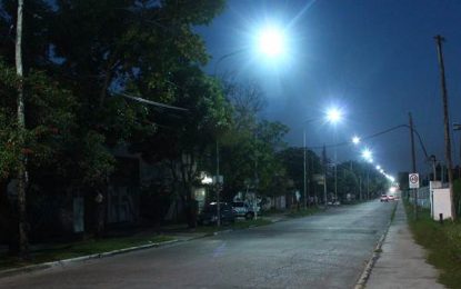 F. Varela: el municipio incorporará nuevas luminarias para plazas