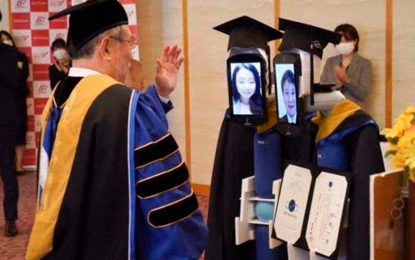Increíble: así es una ceremonia de graduación en Japón con robots en plena pandemia de coronavirus