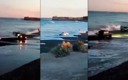 Una familia violó la cuarentena para pasear por la costa y casi se los lleva la marea