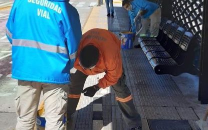F. Varela: marcan distancias entre personas en puntos de acceso al transporte público