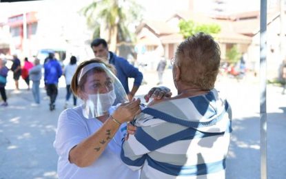 F. Varela: aplicaron vacuna antigripal a adultos mayores en entidades bancarias