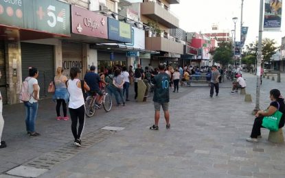 Los bancos abrirán el fin de semana para que cobren algunos jubilados