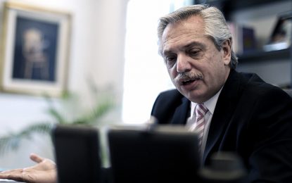 Alberto Fernández mostró una de sus guitarras en Twitter y les mandó un mensaje a los jóvenes