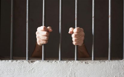 Un preso denunció que lo violaron con un celular y un cargador