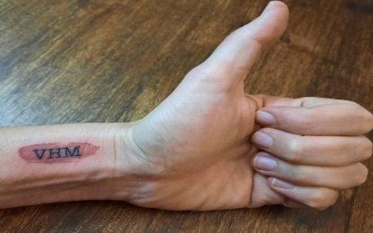 Fanática se tatuó las iniciales de Víctor Hugo Morales y el periodista se emocionó al aire