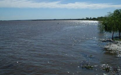 Un hombre se arrojó al Río de la Plata para rescatar a sus hijos y murió ahogado