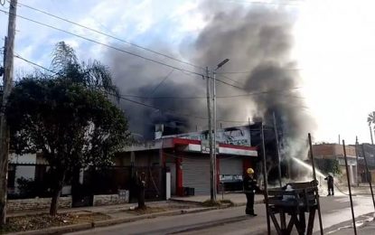 F. Varela: voraz incendio consumió una ferretería en San Rudecindo