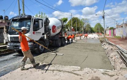 F. Varela: Watson verificó obra de reconstrucción vial en Zeballos Centro