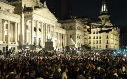 Masiva convocatoria en Plaza Congreso en rechazo al DNU del gobierno de Milei