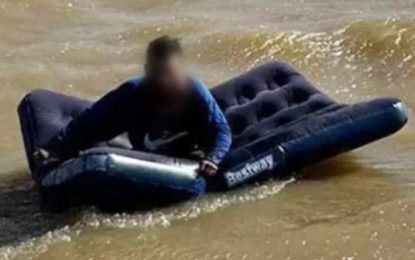 #RíoDeLaPlata | Rescatan a un hombre arrastrado por la corriente tras intentar navegar en un colchón inflable