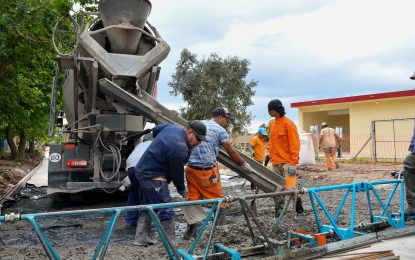 #FlorencioVarela | Andrés Watson verificó el avance de nuevos asfaltos en La Capilla