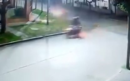 #Quilmes | Una joven murió al estrellarse con su moto y buscan determinar si estaba siendo seguida