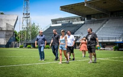 Mayra Mendoza entregó un subsidio al Quilmes Atlético Club para el recambio a luminarias LED del Estadio Centenario