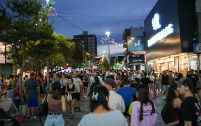 #FlorencioVarela | Noche de música y compras en familia en el Paseo de Navidad