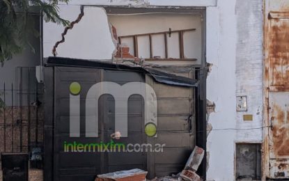 Otro susto en el transporte: un colectivo de San Juan Bautista perdió el control y chocó una casa