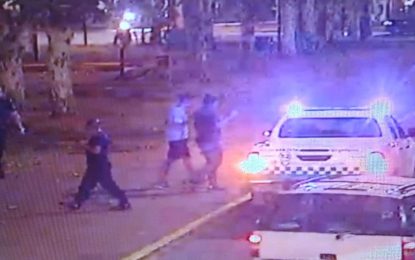 #FlorencioVarela | Las cámaras municipales detectaron a dos hombres con un arma blanca en la plaza San Juan Bautista 