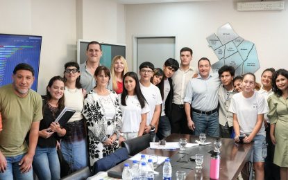Andrés Watson examinó proyectos para beneficiar a la comunidad junto a estudiantes varelenses
