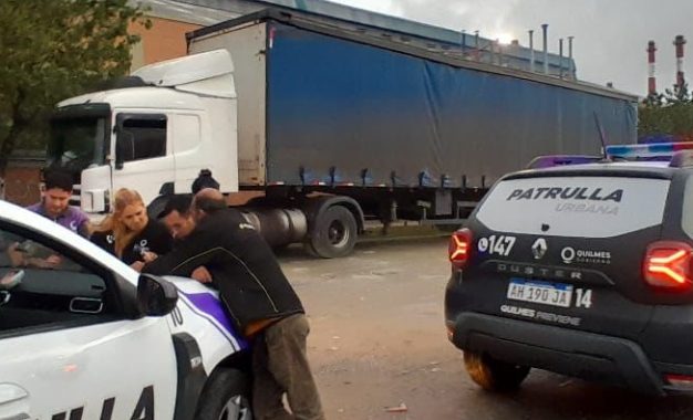 #Quilmes | Intervención municipal por un camión de gran porte que causó daños en la vía pública