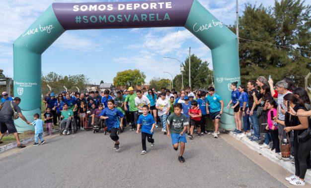 Andrés Watson marcó la largada de la segunda Correcaminata inclusiva en Florencio Varela