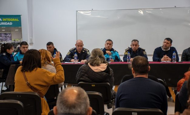 Reunión sobre seguridad con vecinos y vecinas de Santo Tomás