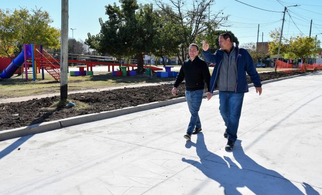 Andrés Watson anunció nuevos asfaltos en Villa del Plata con recursos municipales