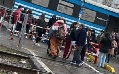 Conmoción por la muerte de una pareja arrollada por el Tren Roca
