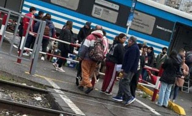 Conmoción por la muerte de una pareja arrollada por el Tren Roca