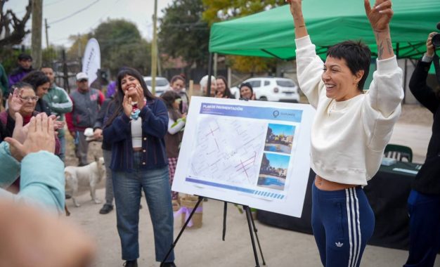 #Quilmes | Realizaron una recorrida por los nuevos pavimentos de 1º de Mayo y Monteverde y entregaron árboles nativos a vecinos