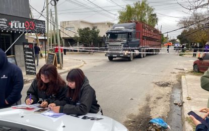 #Quilmes | Dos camiones provocaron graves daños en el tendido eléctrico y dejaron barrios sin luz