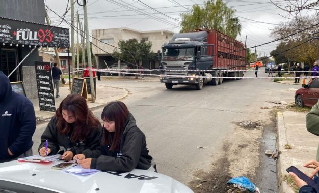 #Quilmes | Dos camiones provocaron graves daños en el tendido eléctrico y dejaron barrios sin luz