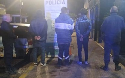 #CruceVarela | Intentaron abrir un auto estacionado, quisieron escapar y terminaron demorados