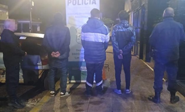 #CruceVarela | Intentaron abrir un auto estacionado, quisieron escapar y terminaron demorados