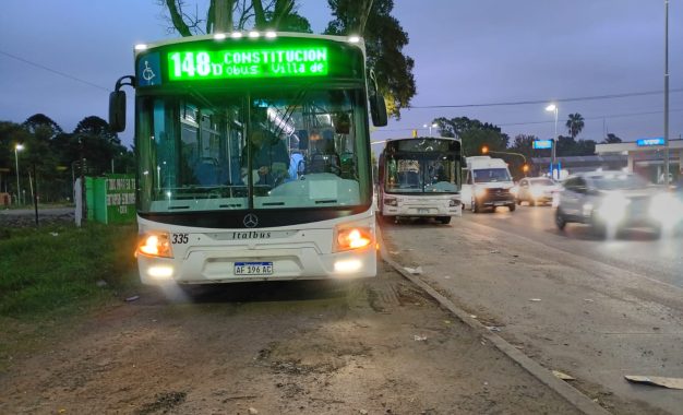 Así esperan los choferes de la línea 148 en Villa del Plata