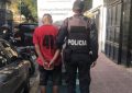 Saltaba techos en Berazategui, robó una camiseta de Independiente, se la puso y lo atraparon