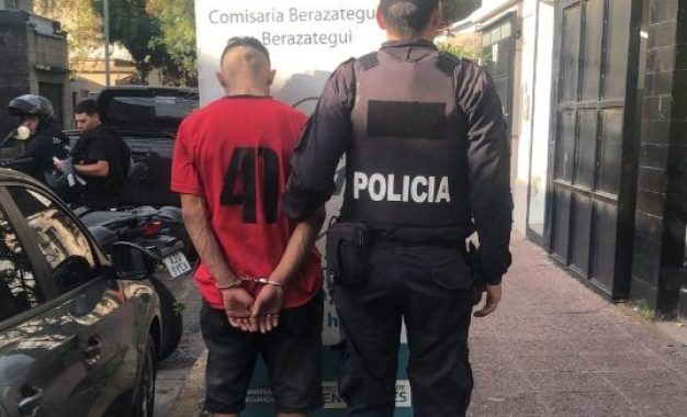 Saltaba techos en Berazategui, robó una camiseta de Independiente, se la puso y lo atraparon