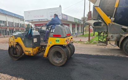 Bacheos, saneamiento y obras hidráulicas en distintos sectores de Varela