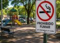 Presentaron un proyecto para prohibir fumar en plazas, parques y espacios recreativos de la Provincia