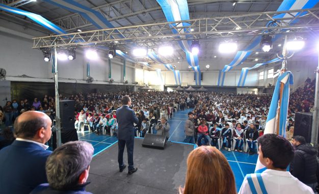 Alumnos y alumnas varelenses prometieron fidelidad a la bandera argentina
