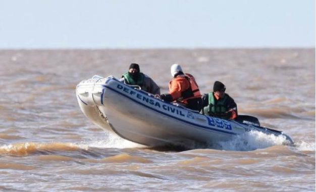 Hallaron la mochila de uno de los pescadores buscados en el Río de la Plata