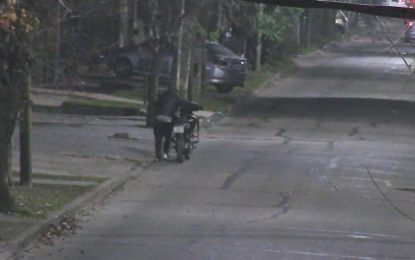 Robó una moto e intentó esconderse, pero fue registrado por las cámaras de seguridad