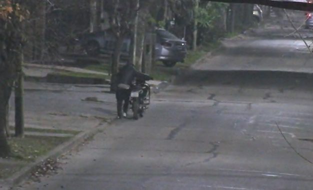 Robó una moto e intentó esconderse, pero fue registrado por las cámaras de seguridad