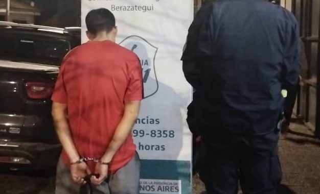 Pasajeros redujeron a un presunto ladrón tras el robo de un celular en la estación de Berazategui