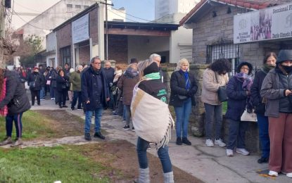 ATE Varela acompañó a jubilados que aguardaban turnos médicos en medio de las bajas temperaturas