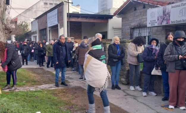 ATE Varela acompañó a jubilados que aguardaban turnos médicos en medio de las bajas temperaturas