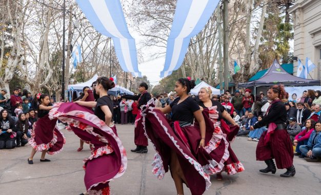 Un 9 de Julio con folklore en Florencio Varela