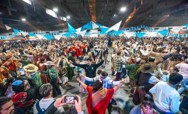 Berazategui celebró el Día de la Independencia con un colorido Festival Folclórico
