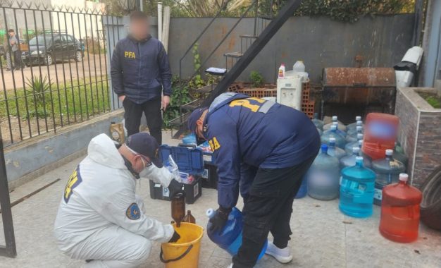 «Sed de delito»: la Policía Federal allanó tras plantas de envasado de agua potable que operaban en el sur del conurbano