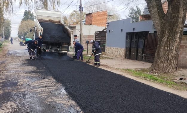 Bacheos y mantenimiento urbano en distintos barrios de Florencio Varela