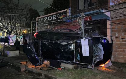 Conducía alcoholizado, atropelló a dos adolescentes y volcó con el auto